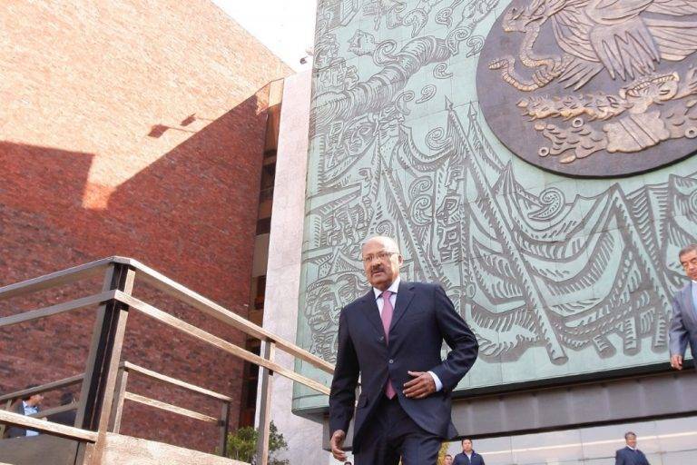 Juárez Cisneros renuncia a contender por dirigencia del PRI