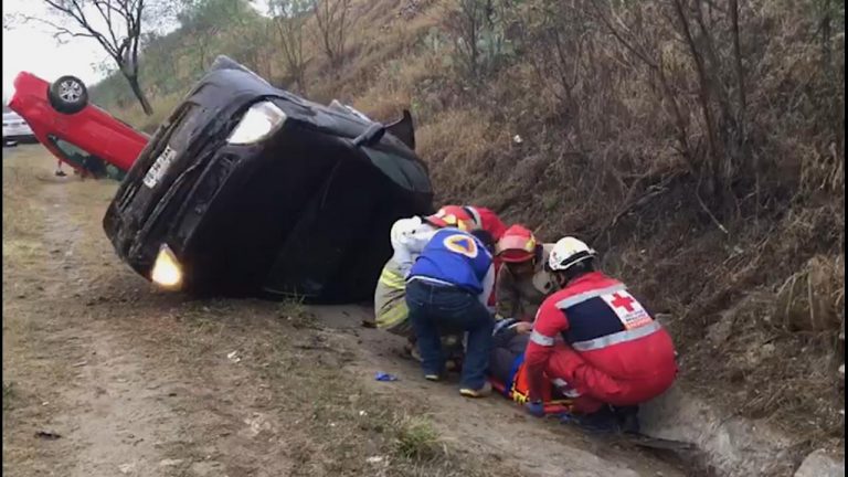 Conductor provoca doble volcadura en el Libramiento Naciones Unidas