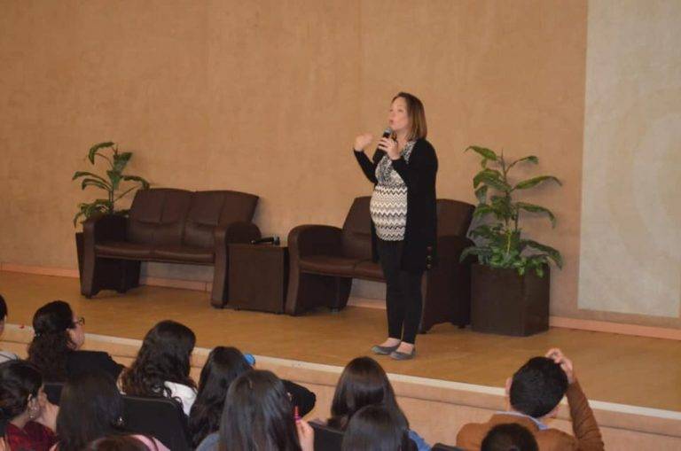 Imparten a estudiantes técnicas para mejorar rendimiento educativo