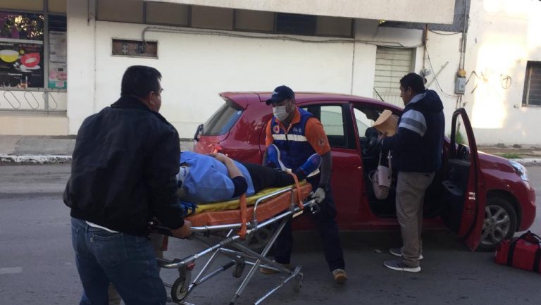 Hospitalizan a mujer tras percance vehicular en el 21 Juárez