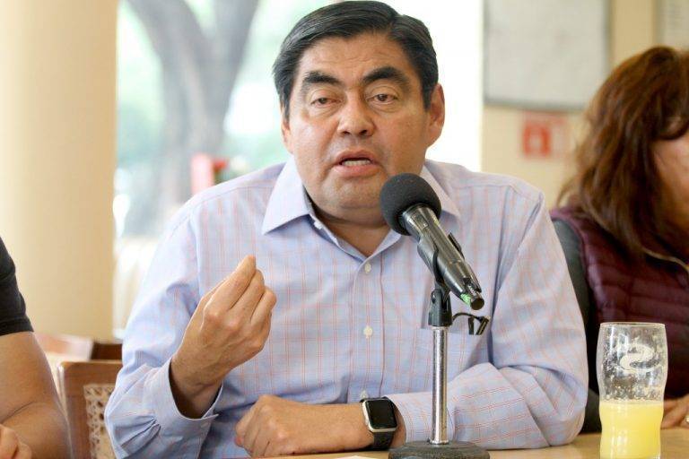 Deja en suspenso tribunal electoral la candidatura de Barbosa en Puebla