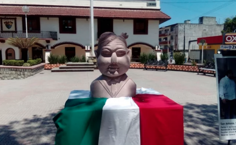 Develan busto de AMLO en SLP
