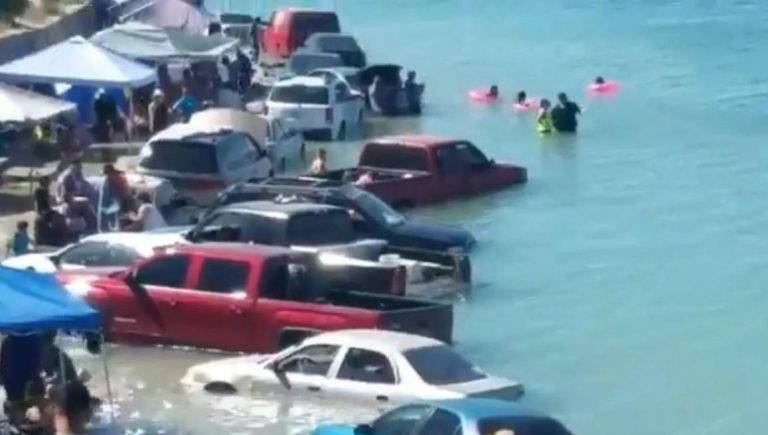 â€œMarea vivaâ€  se lleva autos, motos, sombrillasâ€¦ en playa de Sonora