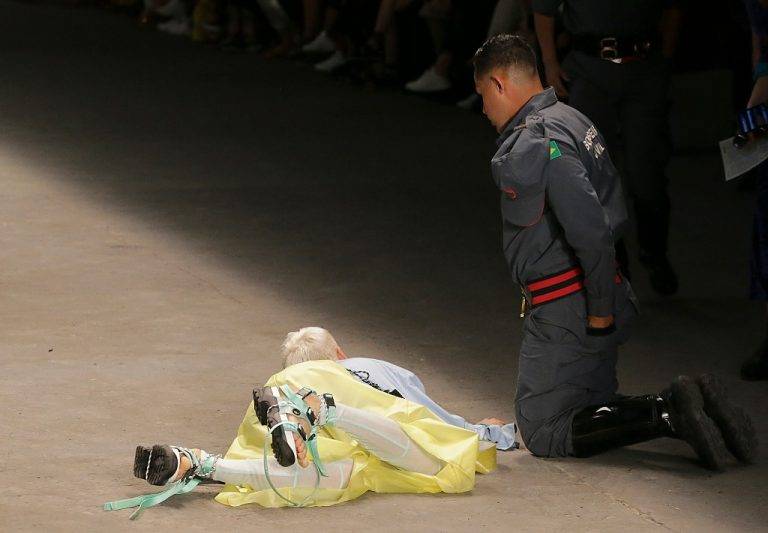 Muere modelo tras desmayarse en desfile en Sao Paulo