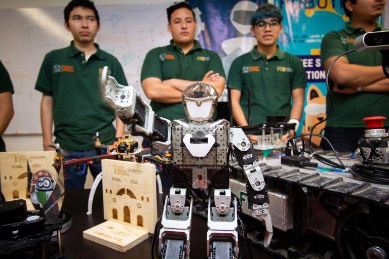 Alumnos de la UAT ganan campeonato nacional de robótica