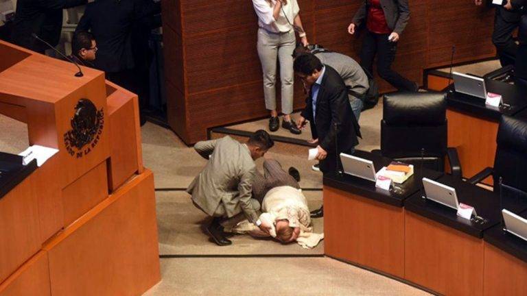 Senadora de Morena sufre caí­da en el salón de plenos; paramédicos la sacan en camilla