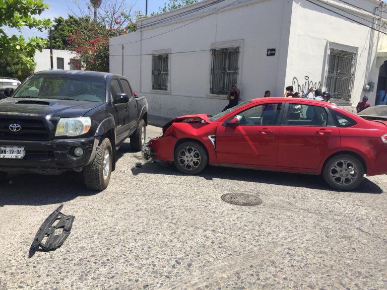 Ocasiona mujer aparatoso accidente en el 18 guerrero