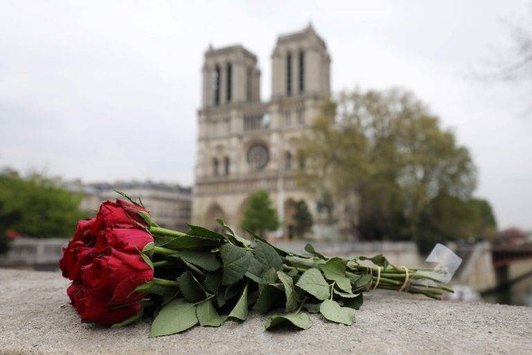 Donan millones de euros para reconstruir Notre Dame