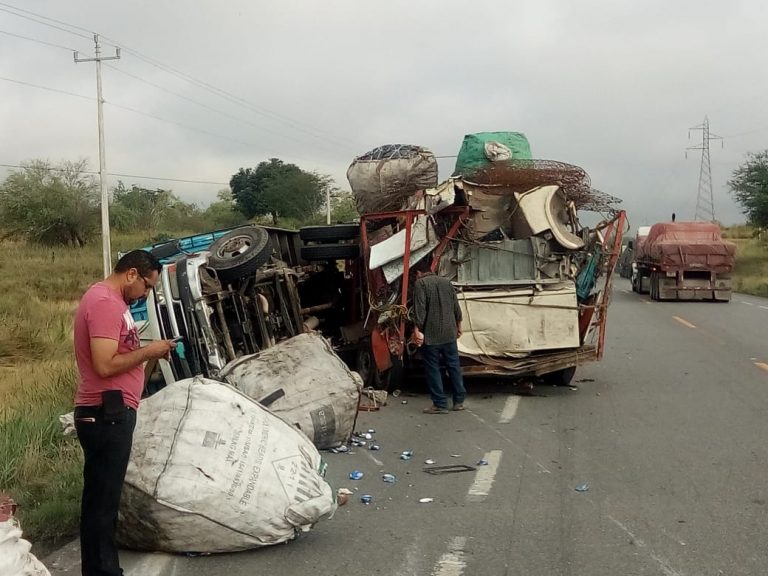 Por exceder velocidad, trailero choca contra camioneta en carretera Victoria-Monterrey