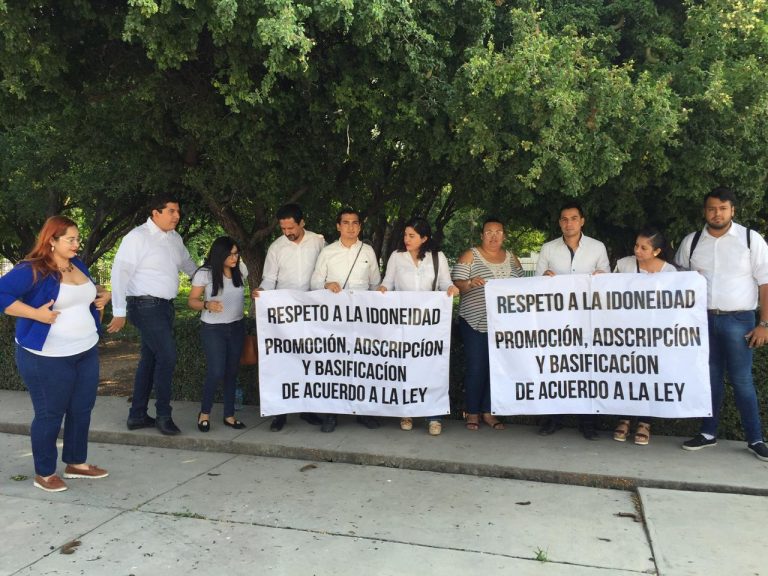 Protestan maestros, piden nombramientos obtenidos en examen de oposición