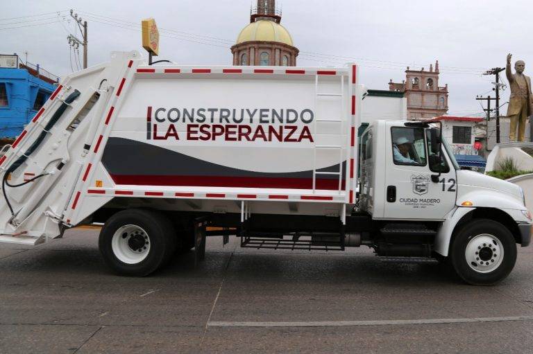 Arena y desechos dañan cinco camiones de basura