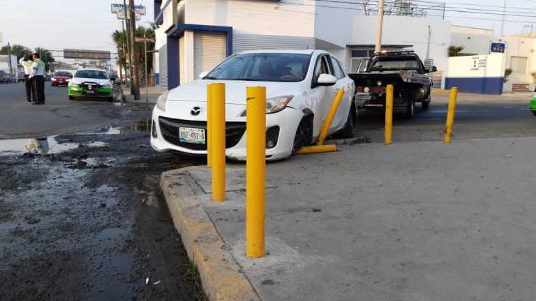 Ebrio ignora alto y provoca aparatoso accidente en bulevar Tamaulipas