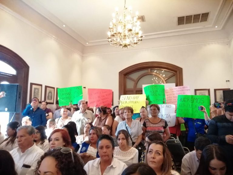 Entre protestas y reclamos realizan sesión del Cabildo de Victoria