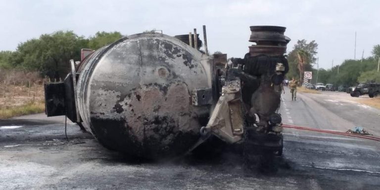 Vuelca pipa con gasolina y explota en carretera Matamoros