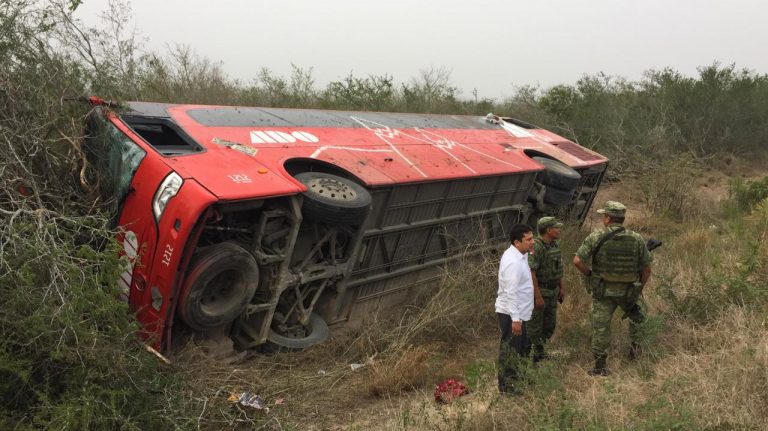 Una mujer pierde la vida tras volcar autobús en carretera a Soto La Marina