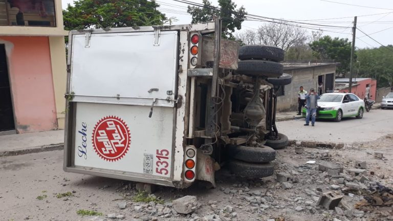 Se le «botan los cambios», derriba pared y vuelca en la colonia Veteranos