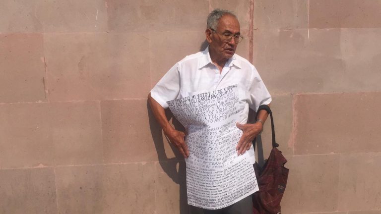 Denuncia a su prima por fraude al venderle terreno; pide apoyo de autoridades