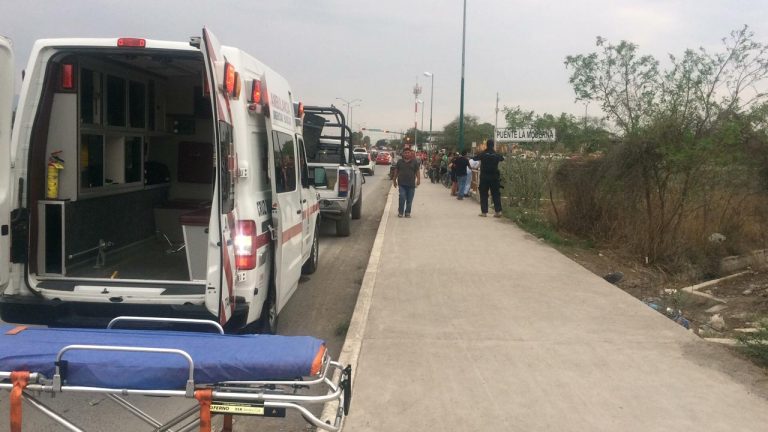 Rescatan a hombre tras caer de puente en la Moderna