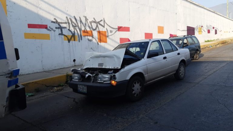 Por exceder velocidad, se estrella contra microbús en el 22 Juárez