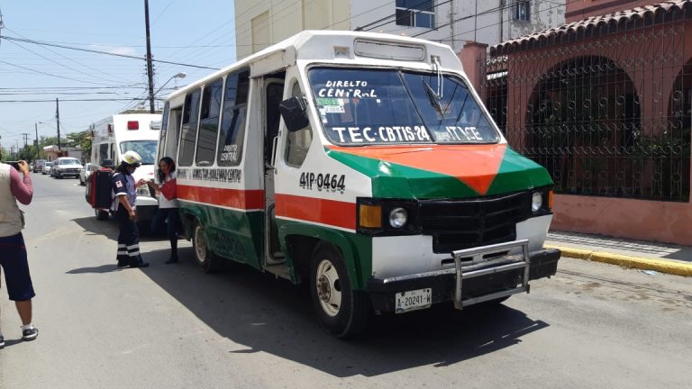 Mujer embarazada resulta lesionada tras accidente en microbus