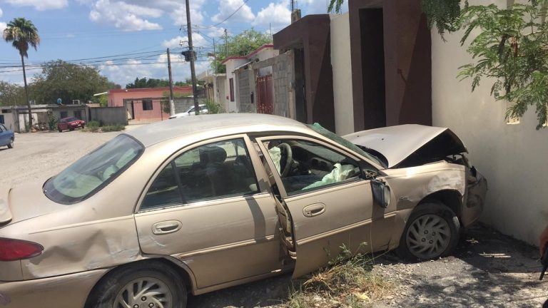 Falla mecánica en su vehí­culo provoca que se estrelle en vivienda