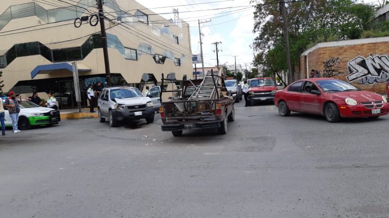 Choque de crucero en el 22 Carrera deja solo daños materiales