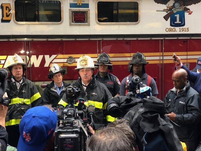 Helicóptero se estrella contra rascacielos en el centro de Manhattan