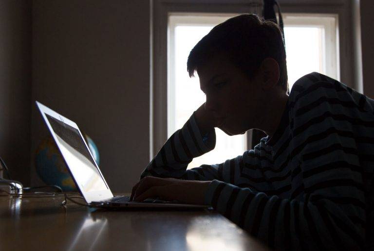 Uno de cada 4 adolescentes ve porno antes de los 13 años