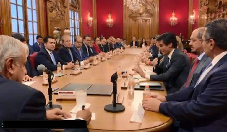 Firma AMLO acuerdo de refinanciamiento de Pemex con 23 bancos