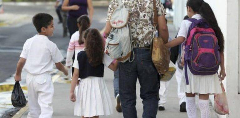 Medida â€œuniforme neutro escolarâ€ es solo para las niñas y no para niños: SEP