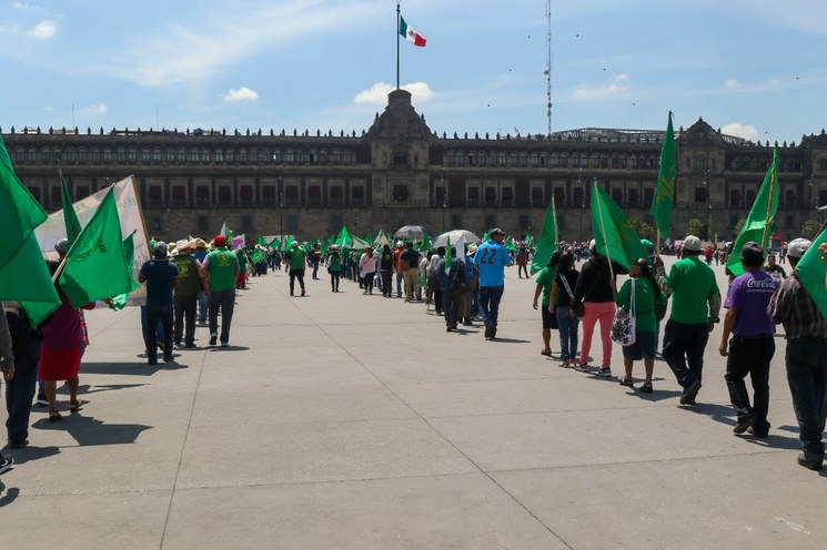 Campesinos marchan del monumento a la Revolución al Zócalo
