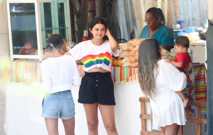 Selena Gómez compra frituras en Sayulita y tú te pones fresa