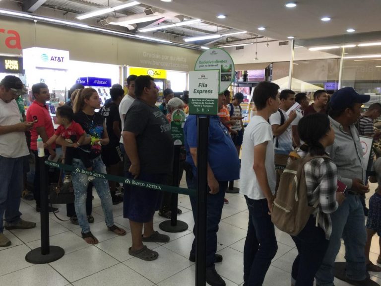 Jóvenes hacen largas filas para cobrar beca»Benito Juárez»