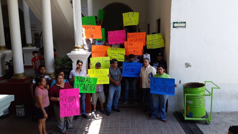 Protestan comerciantes por reubicación de negocios