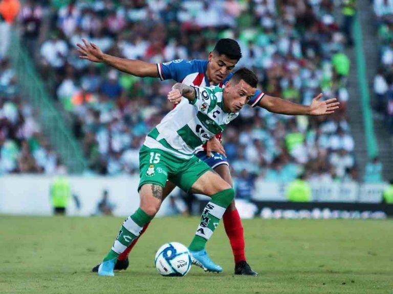 Santos propina duro golpe a Chivas