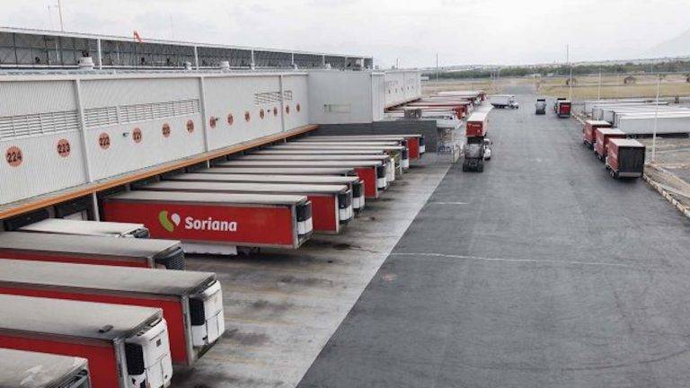 Hallan tráiler pirata de Soriana con 150 migrantes a bordo