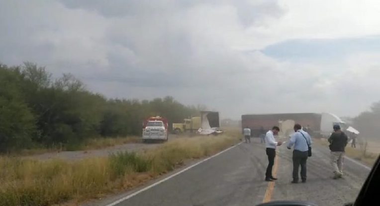 Tremendo choque bloquea carretera en Padilla
