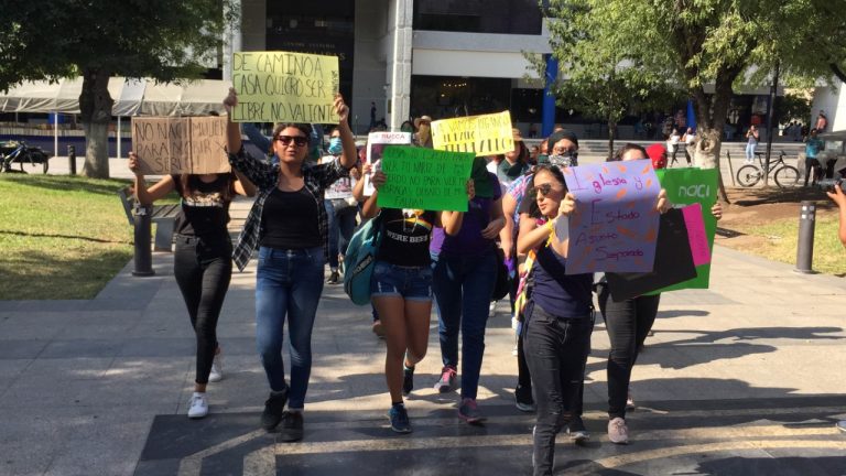 Marchan mujeres contra violencia de género en Victoria