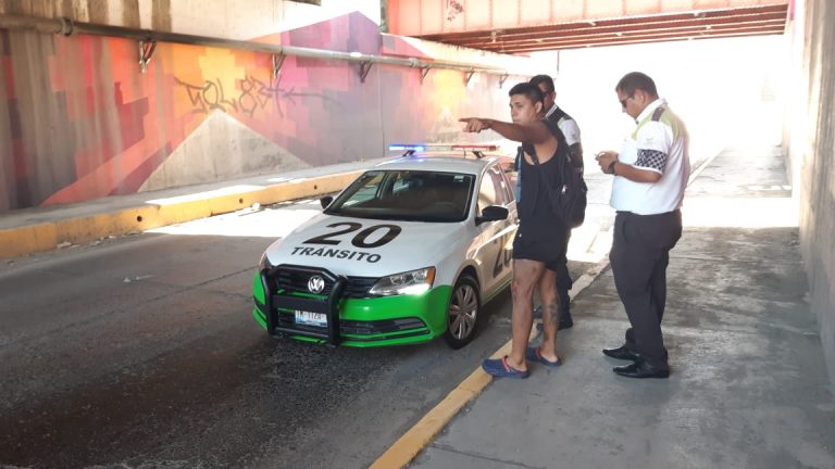 Motociclista derrapa al pisar bolsa con manteca