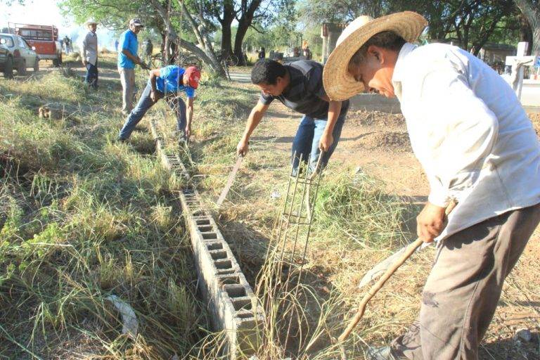 Limpian espacios públicos vecinos del Ejido Miguel Hidalgo