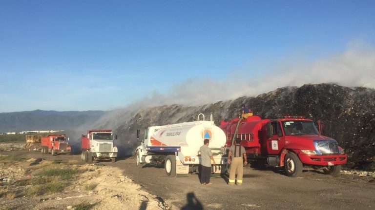 Pese a combate al fuego, continúa incendio en relleno sanitario