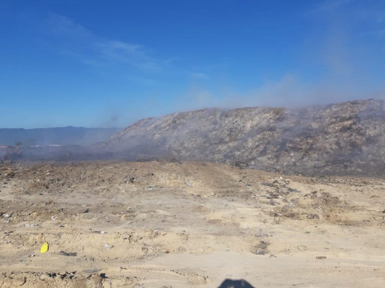 Tardarán bomberos dos dí­as más en sofocar relleno sanitario