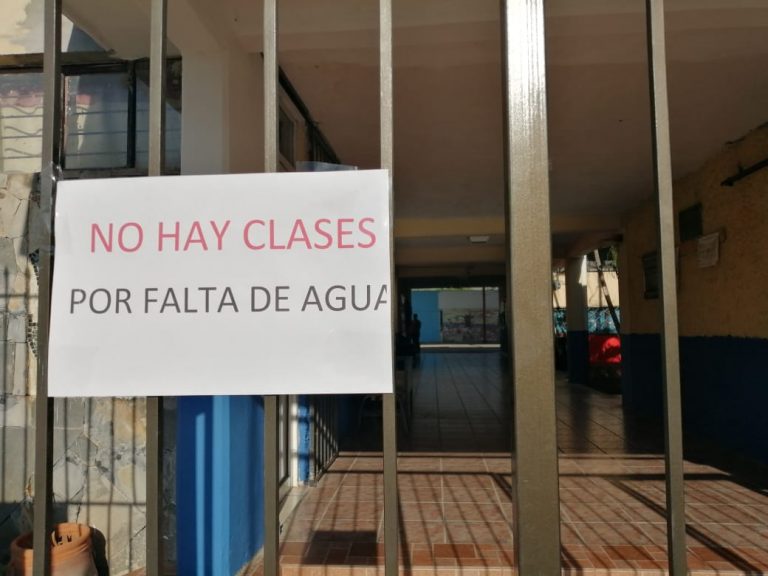 Escuela suspende clases por falta de agua