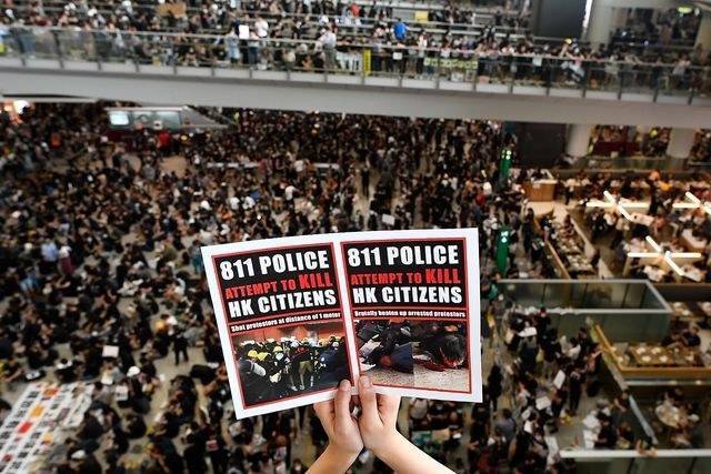 Manifestantes paralizan el aeropuerto de Hong Kong