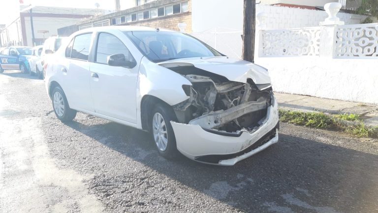 Causa accidente por ignorar señal de alto