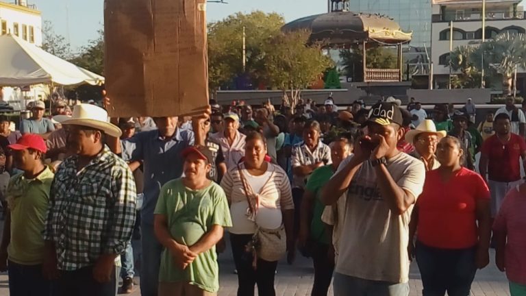 Protestan carretoneros frente a palacio municipal