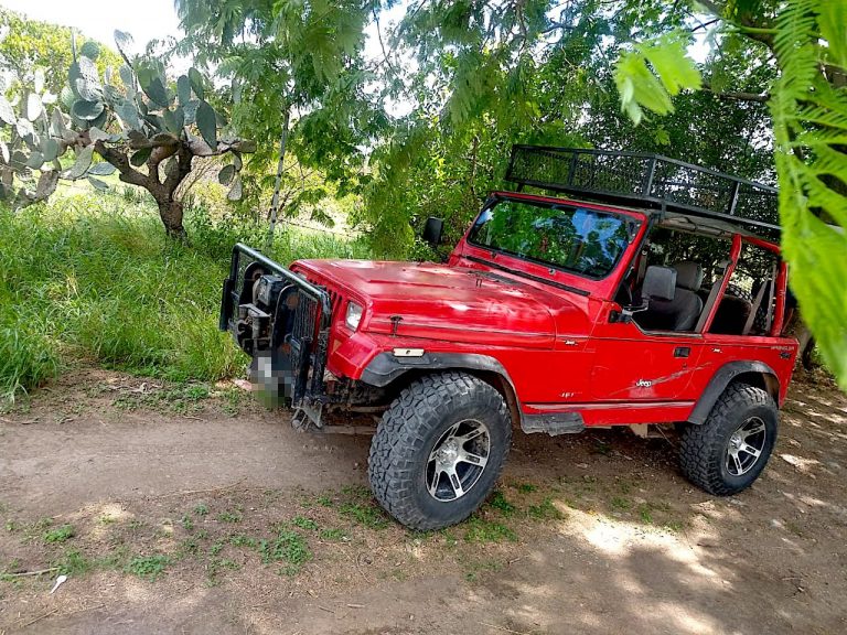 Aseguran en Los Troncones Jeep robado