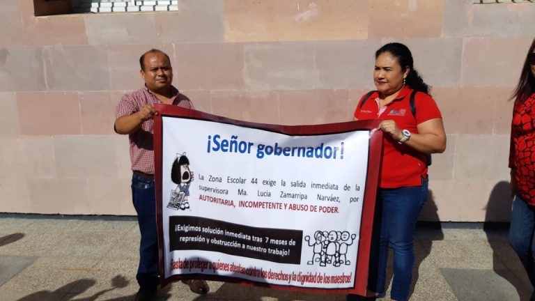 Acuden maestros a Palacio de Gobierno a exigir destitución de supervisora