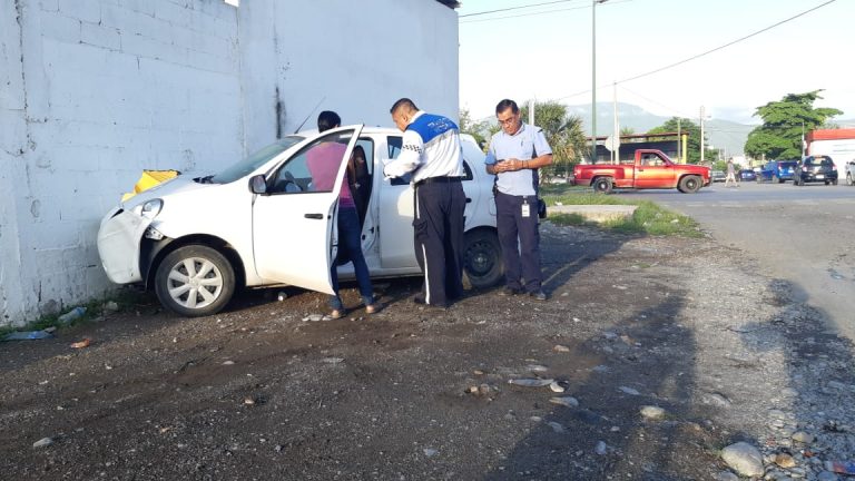 Omite alto y termina con su auto incrustado en una barda