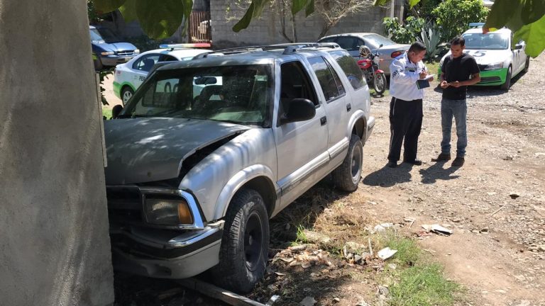 Camioneta  sin frenos se impacta contra barda